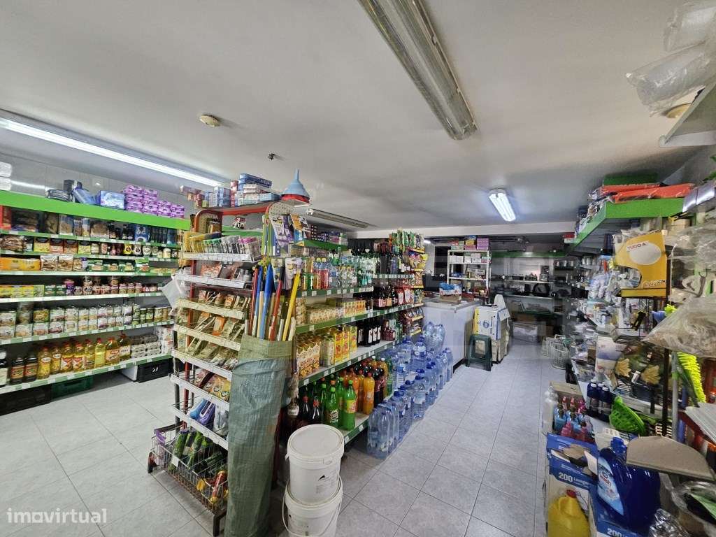 Trespasse de Mini Mercado em Aldeia Típica Na Igreja Nova - Grande imagem: 4/8