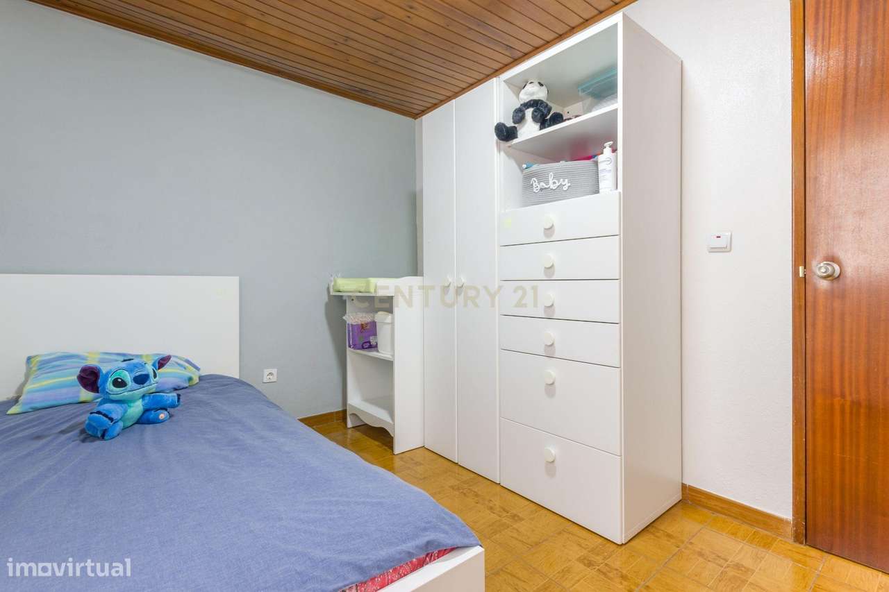 Moradia isolada  de gaveto com  5 assoalhadas num lote de 426 m2 na Qu-20