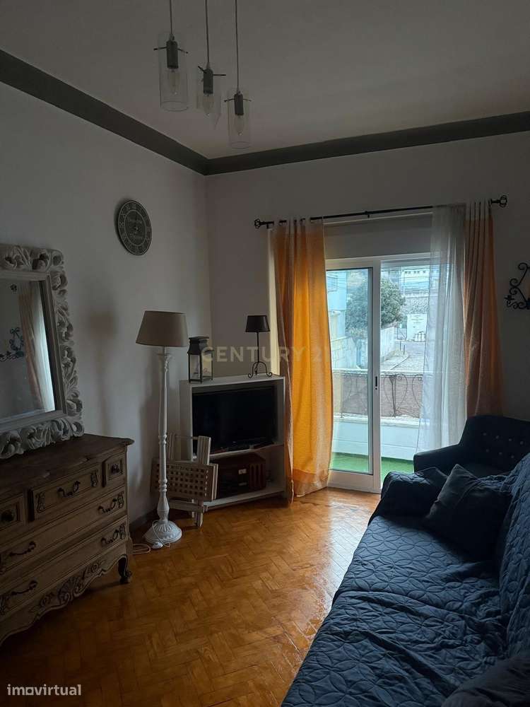 T2 Semi-Remodelado na Cova da Piedade - Excelente Localização!-14