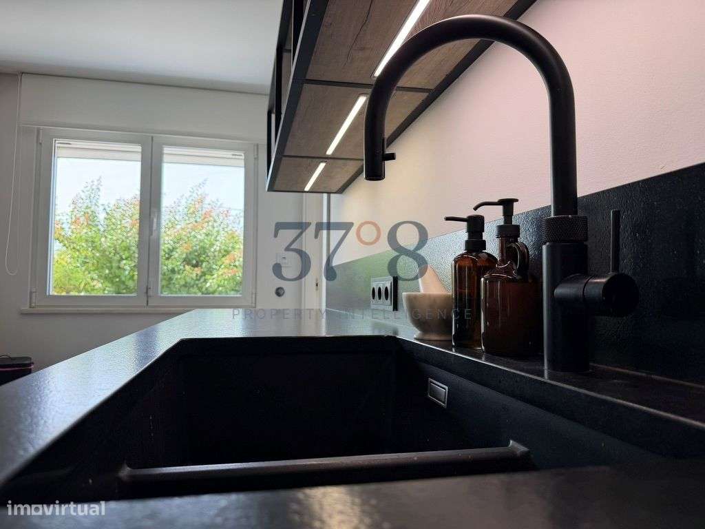 Uma vivenda de 4 quartos com piscina, num terreno de 2 hectares a 10 m-7