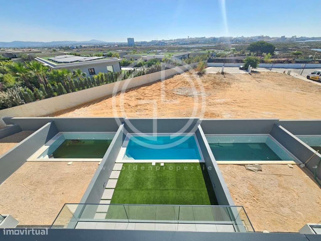 Moradias em Banda T4 em Montenegro, Faro - Grande imagem: 2/24