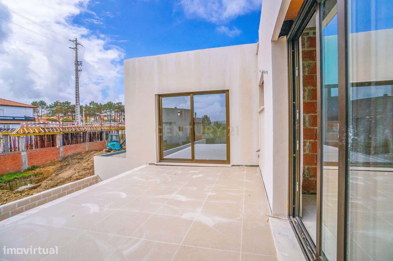 Moradia T3 com Piscina e Jardim em Salir do Porto-17
