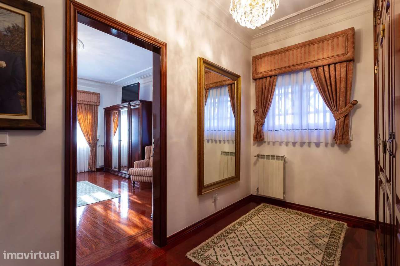 Moradia de Prestígio com Piscina-20