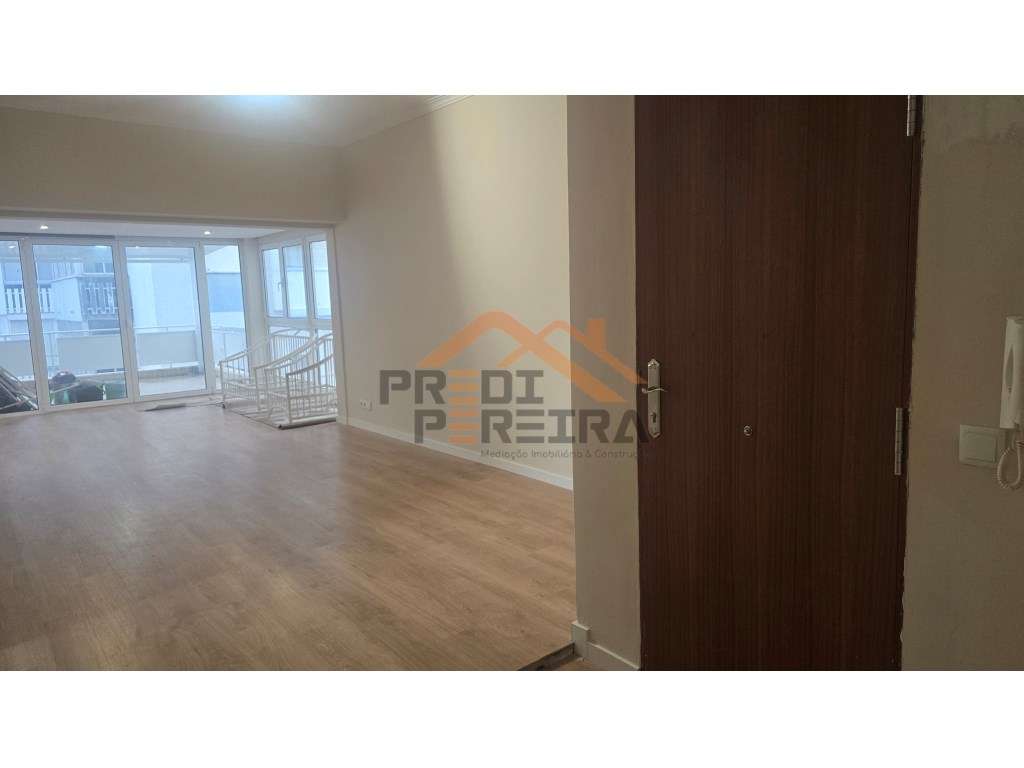 Apartamento T3 com terraço e varanda, centro de Odivelas. - Grande imagem: 3/33