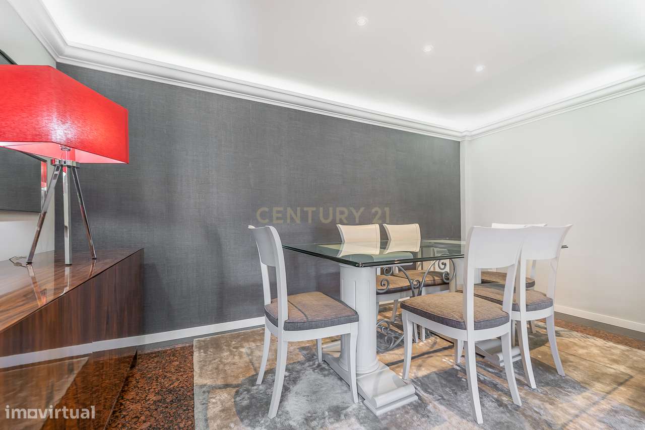 Moradia de Luxo T4 com Piscina e Jardim em Alvalade-19