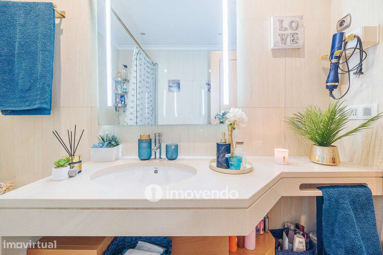 Apartamento T2 moderno, com garagem e varanda enorme, na Malvarosa-37