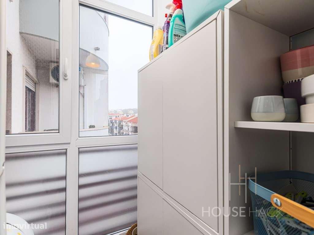 T2 Remodelado no Pragal com vista rio e duas varandas-10