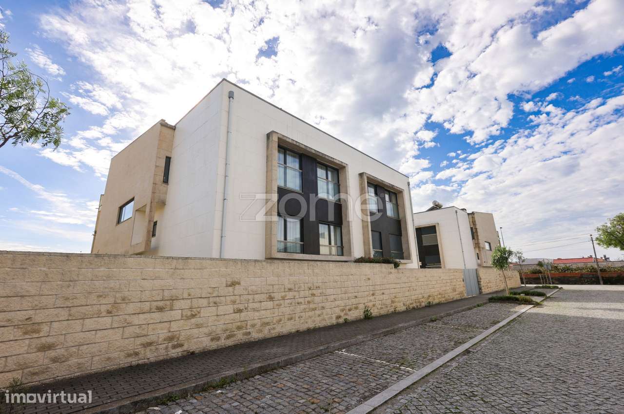 Apartamento T2+1 Duplex em Cond. Fechado com Piscina Cepães, Espose... - Grande imagem: 2/51