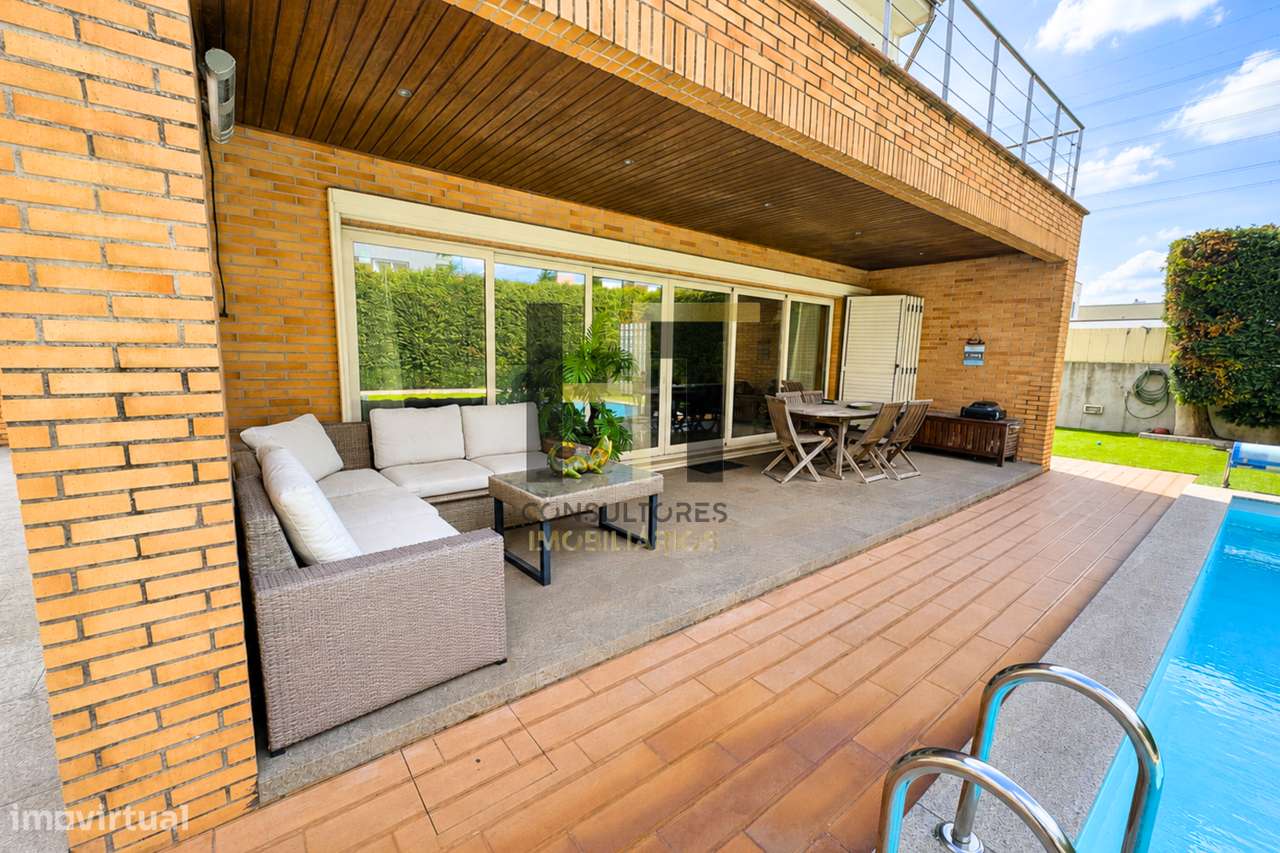 Moradia T3 | 4 Frentes | Piscina, Suite c/ Closet, Garagem 3 Carros |-43