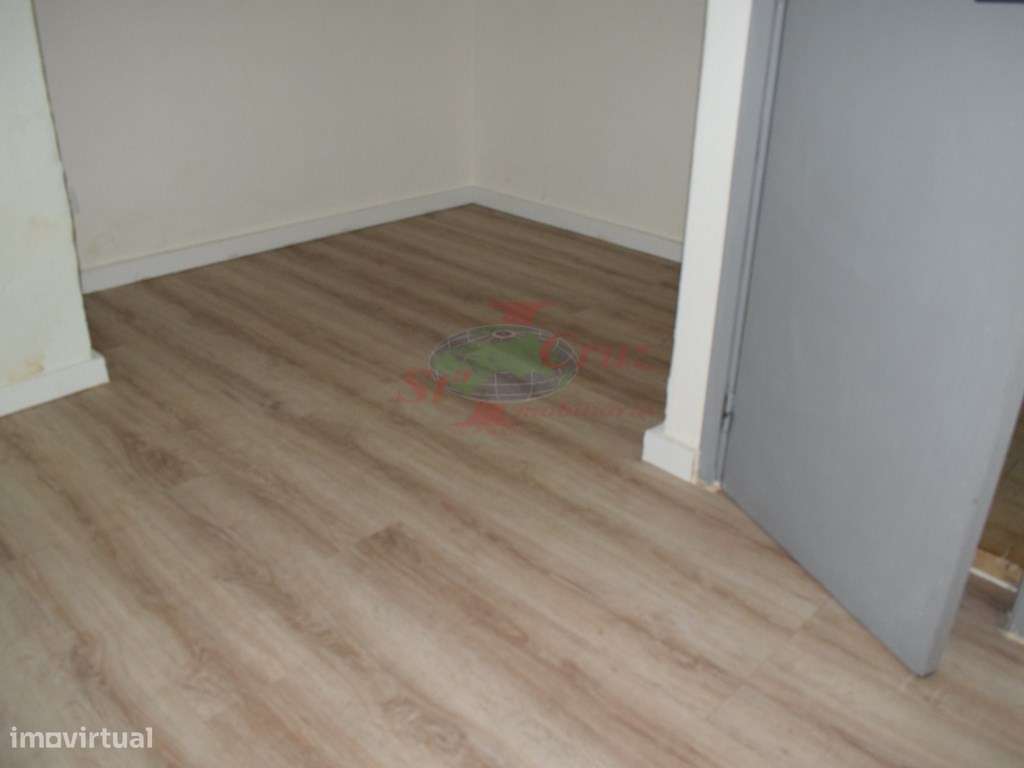 Loja de r/c centro Comercial Sofia-7