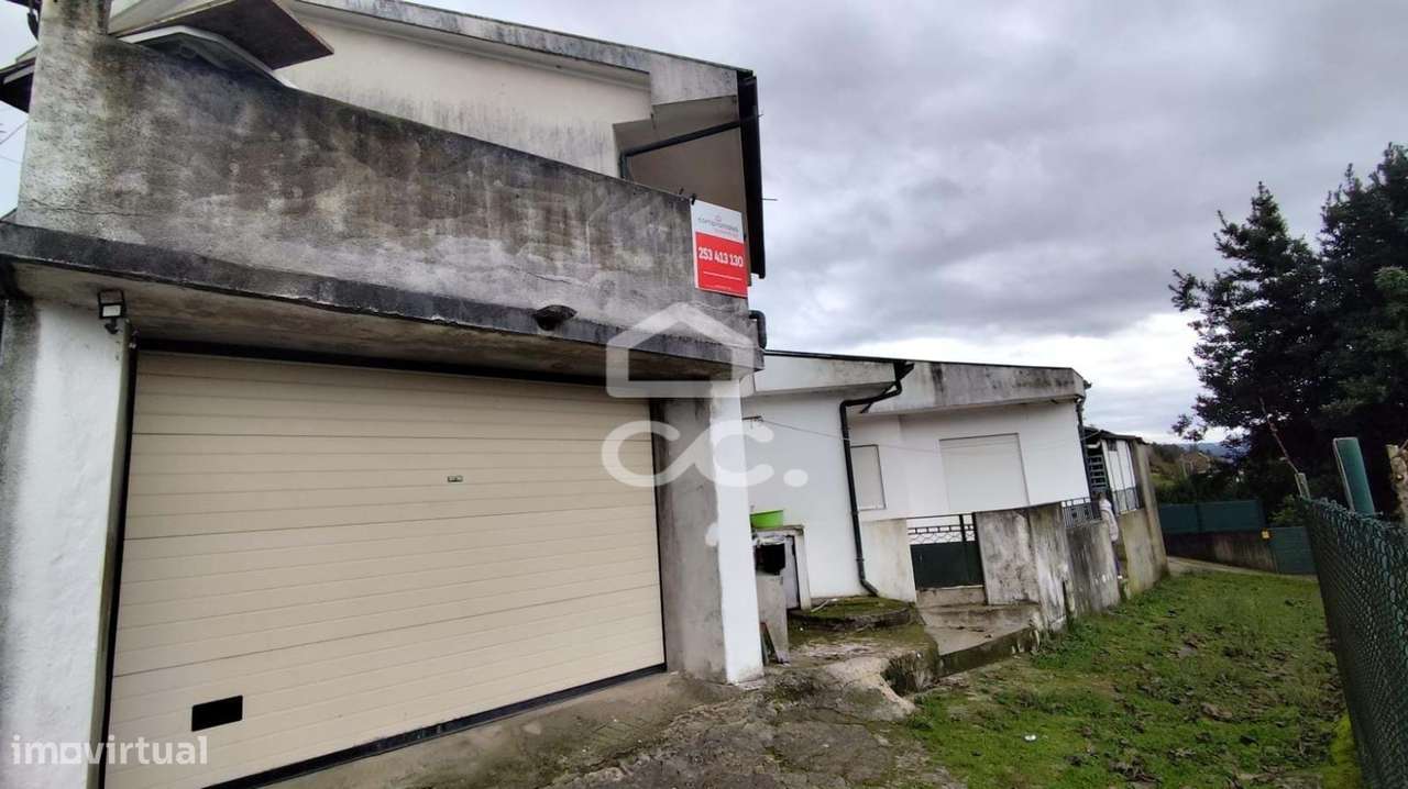 Moradia em Gaveto com Dupla Possibilidade: Habitação + Investimento em-27