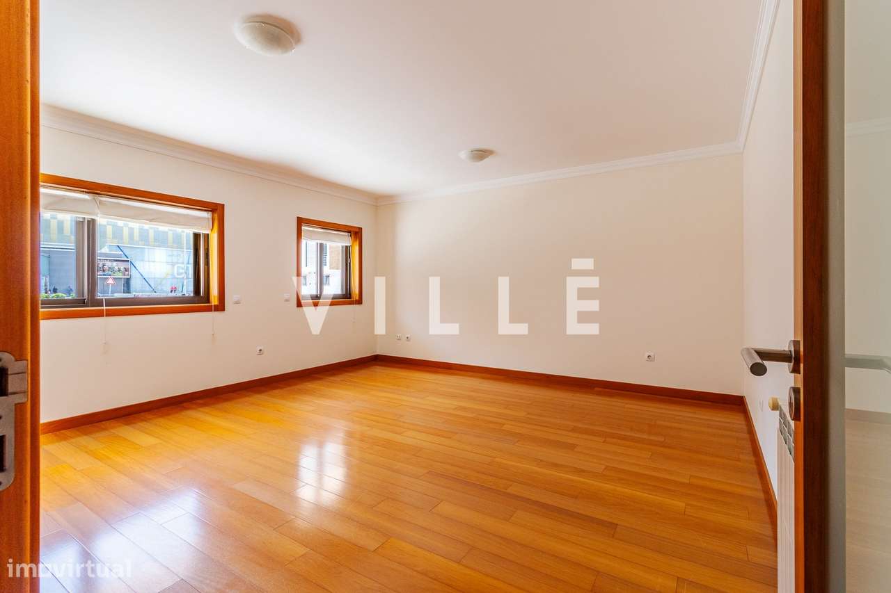 Apartamento T2 com Garagem Fechada e Arrumo no Glicinias-2