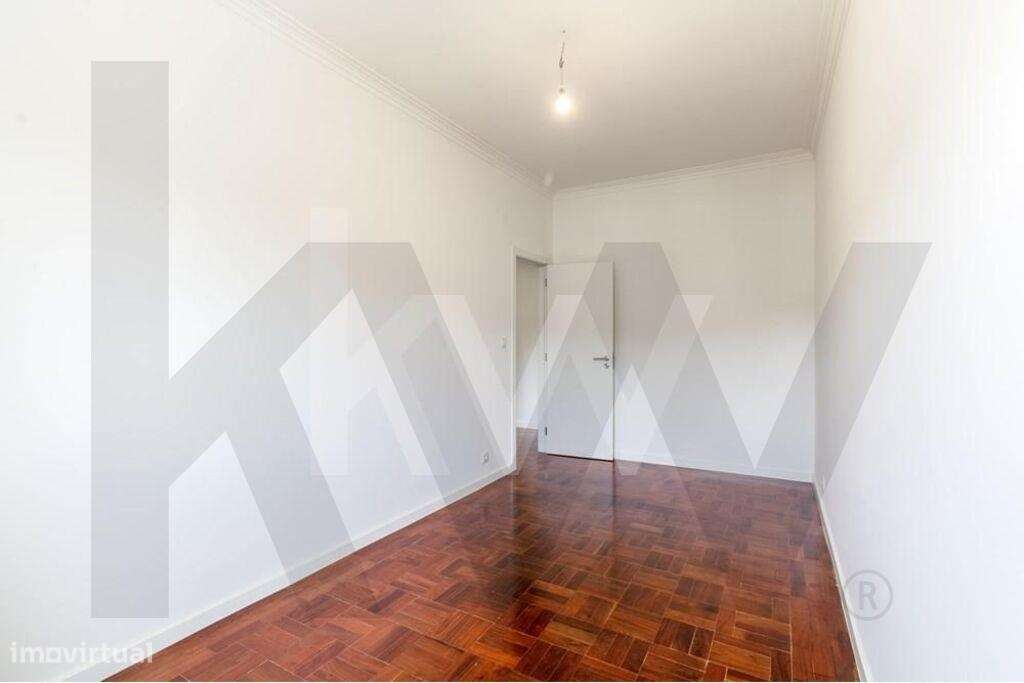 São Domingos de Benfica | Apartamento T2 Remodelado c/ varanda junto a-10