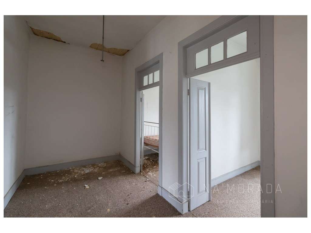 Propriedade para restauro em pleno centro de Santa Maria da Feira-15