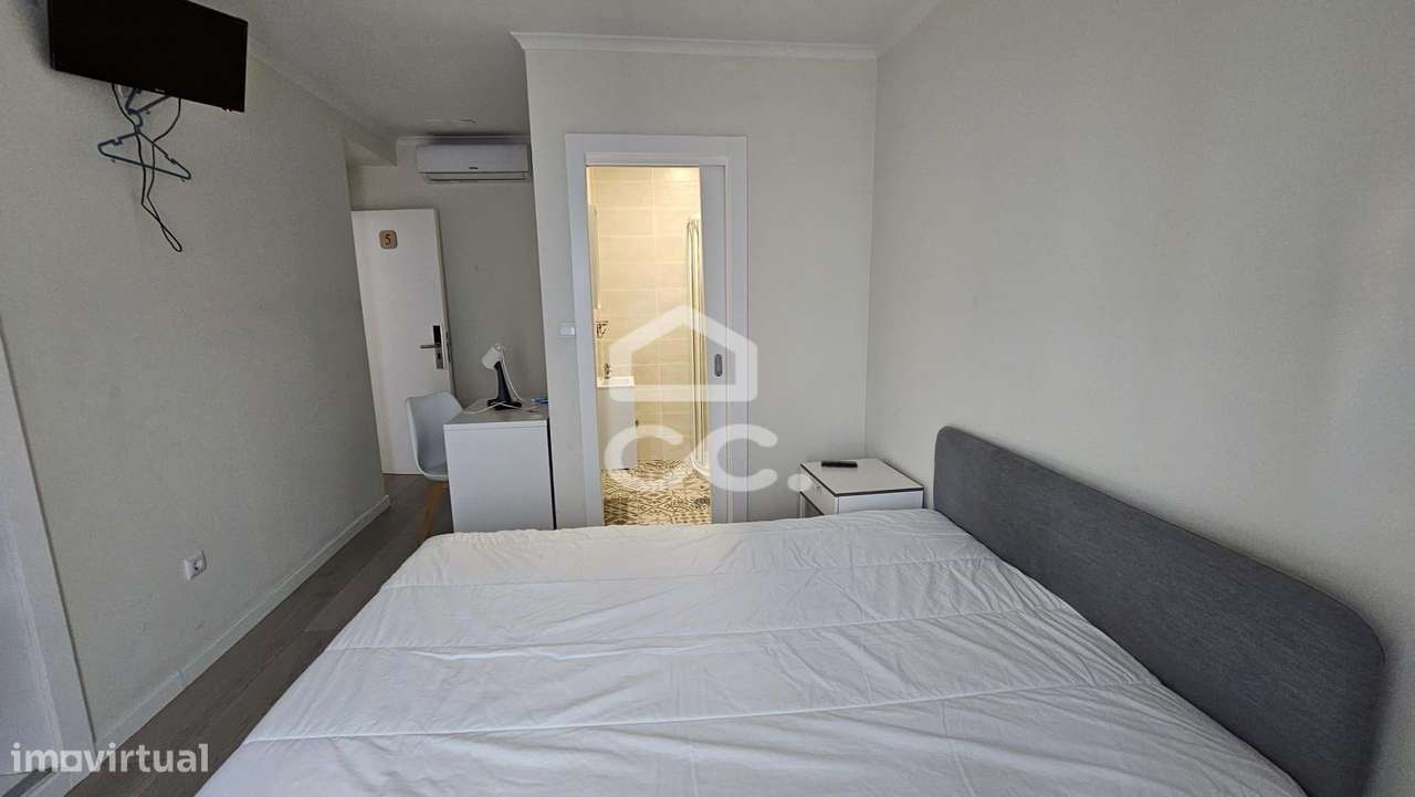 Alojamento com 10 quartos, pronto a rentabilizar, com obras recentes e-33