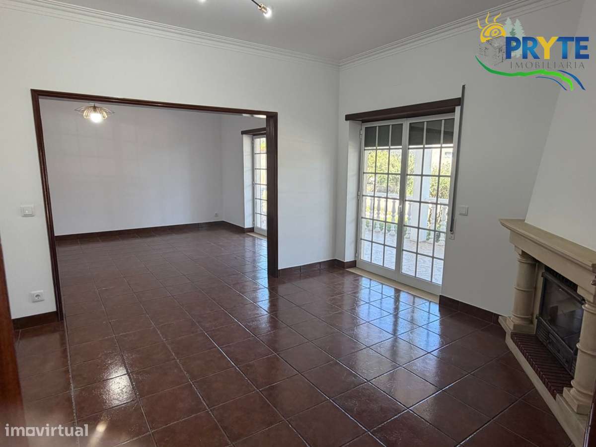 Moradia em Excelentes Condições com Amplo Terreno - Oportunidade Única-30