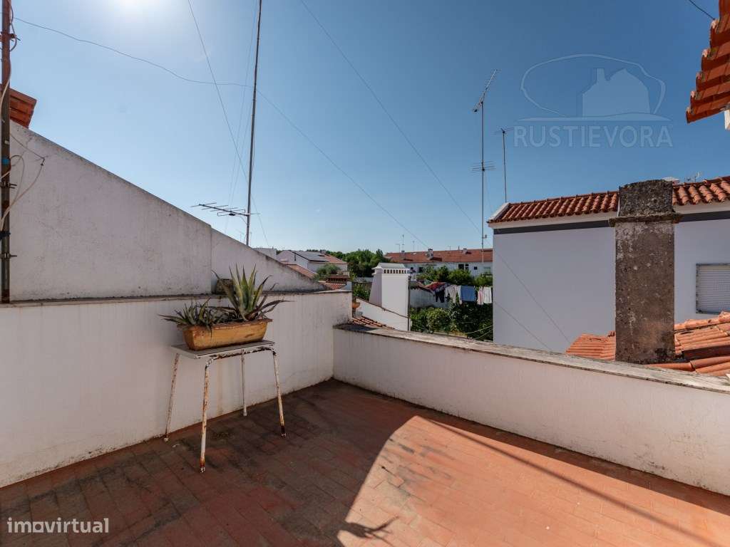 Moradia Unifamiliar de rés-do-chão e sótão, T3 com terraço e 2 quin...-13