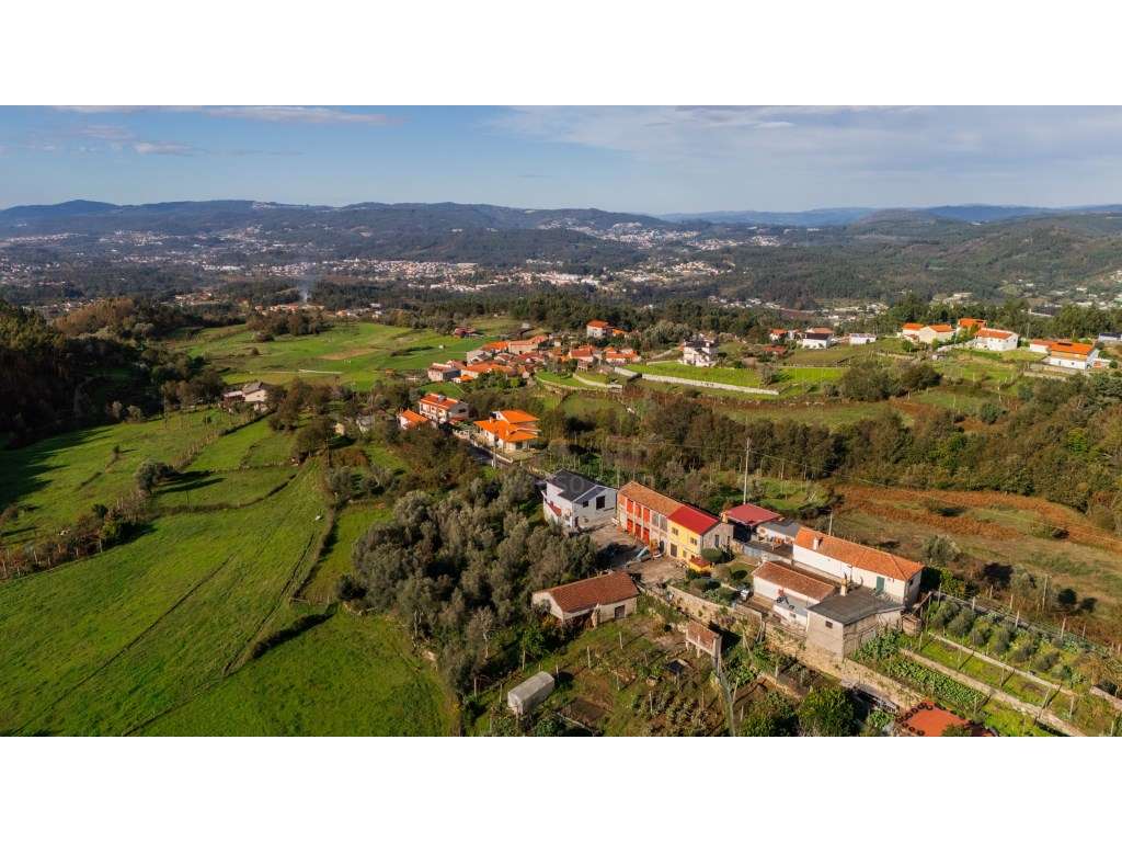 Terreno com Potencial para 1 ou 2 Habitações e excelente localização.-7
