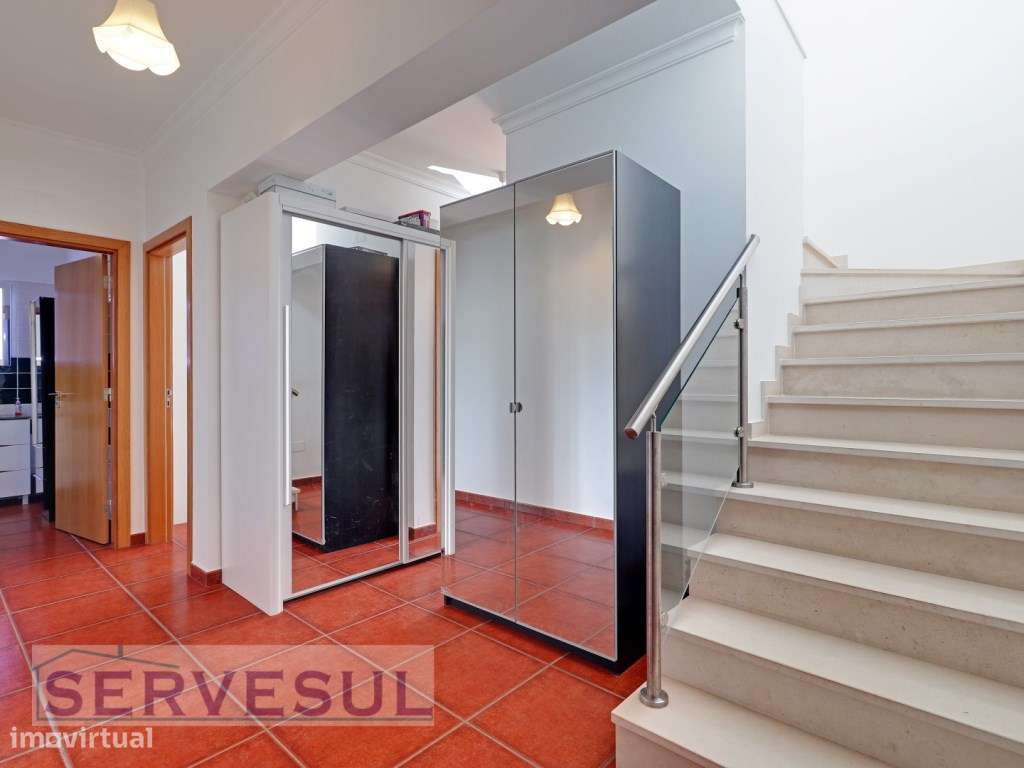 Charmosa Moradia de 2 pisos com 3 quartos espaçosos, garagem, pisci...-17