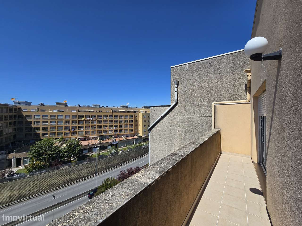 Apartamento T2 remodelado no centro, a 200m do Arco da Porta Nova-15