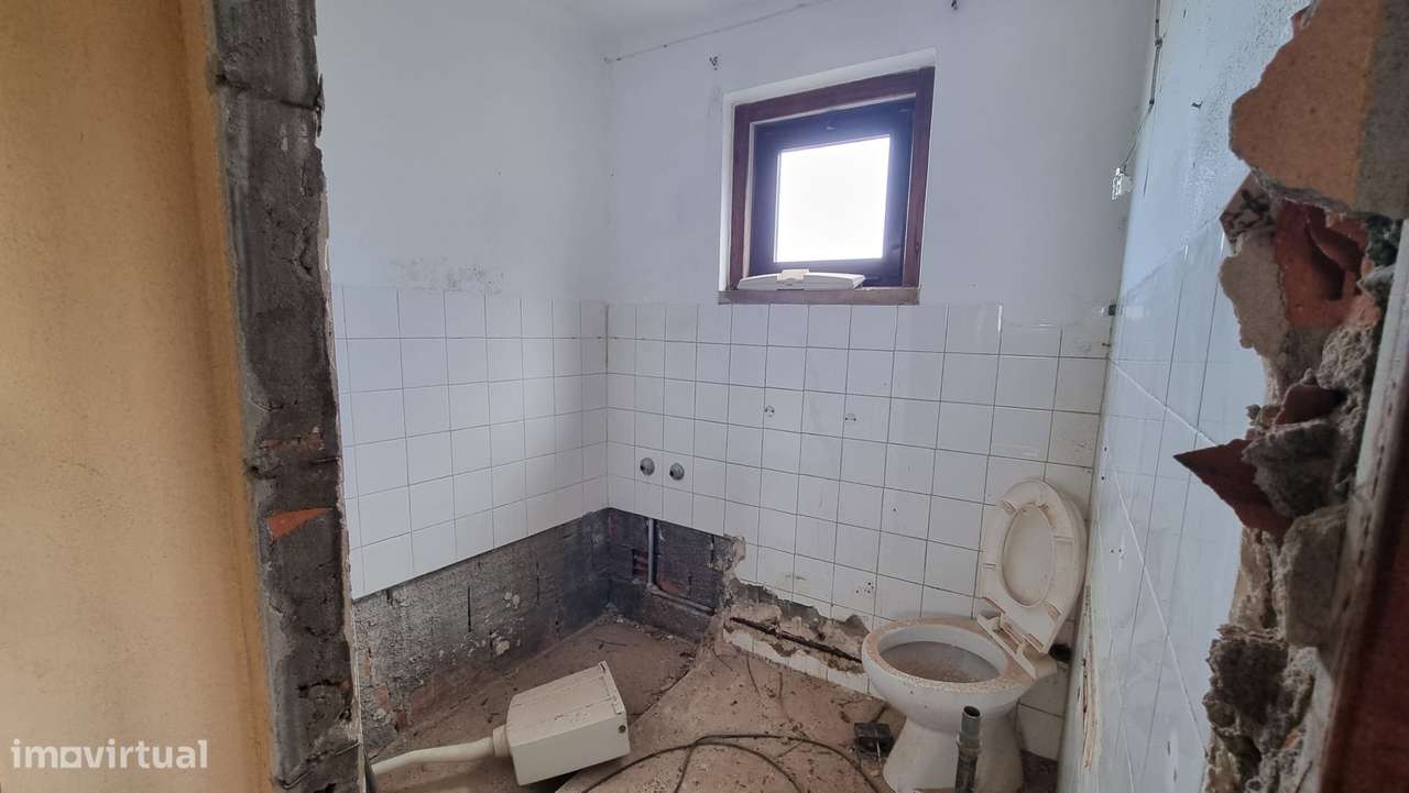 2 Moradias para remodelar com logradouro - Carvalhal Benfeito-15