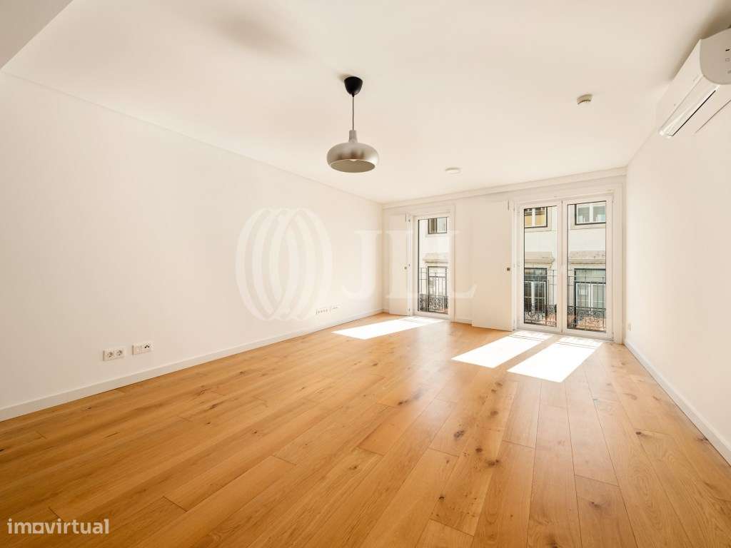 Apartamento T2, com varandas e estacionamento, em Lisboa-1