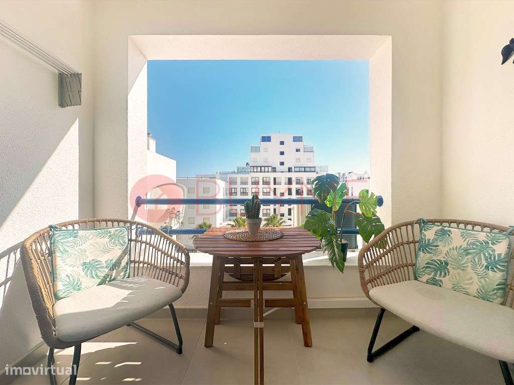 Apartamento T1 Renovado com Varandas e Garagem em Quarteira - Grande imagem: 2/17
