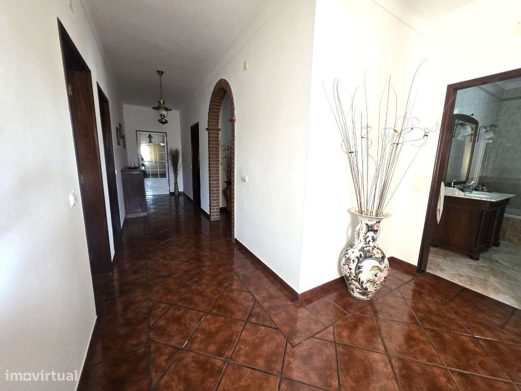 Moradia Isolada, T5, com garagem, na Vila de Redondo-13