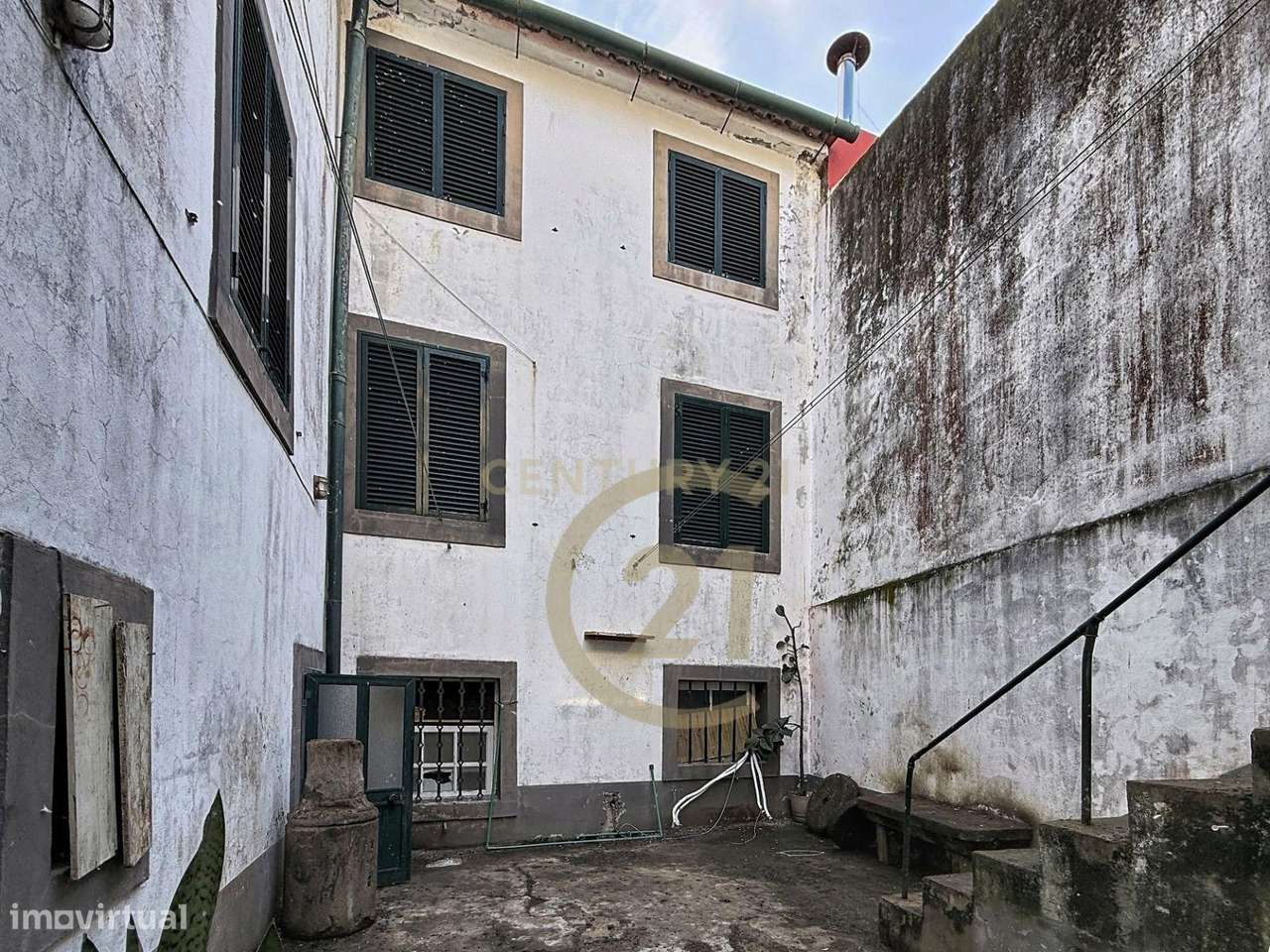 Moradia com Espaço Comercial no Coração de Angra do Heroísmo – Uma Opo-47
