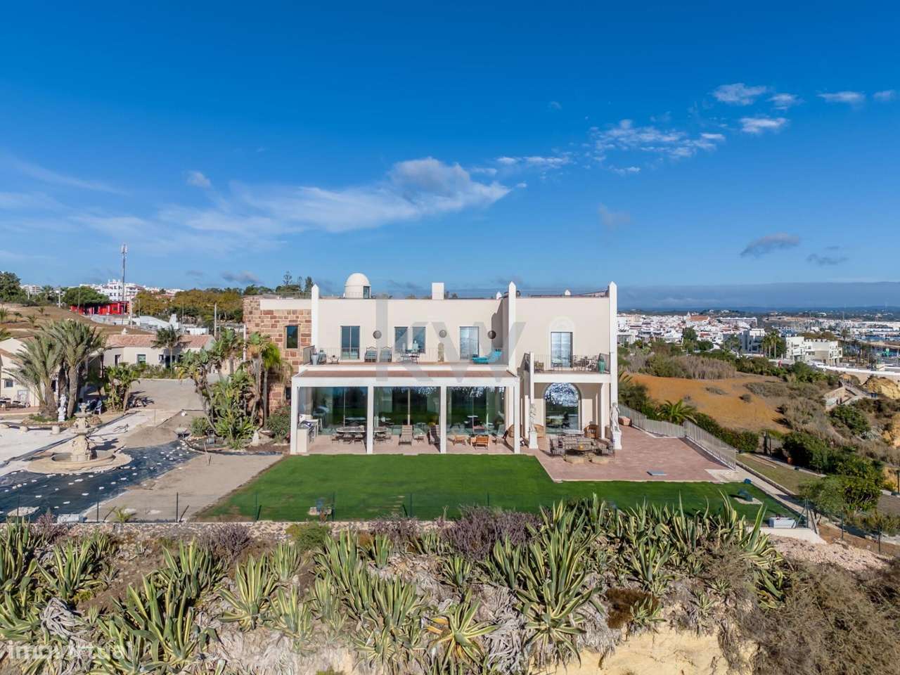 Moradia Icónica à Beira-Mar com Vista Panorâmica e Acesso Direto à Pra - Grande imagem: 4/60