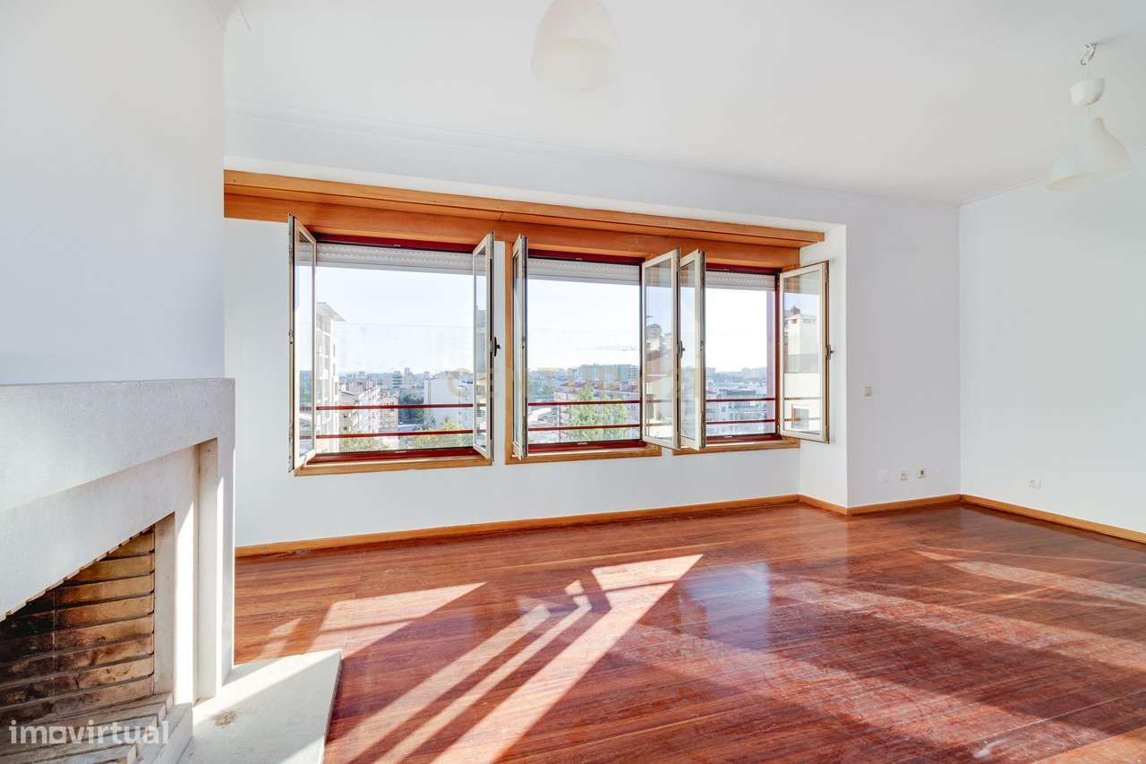 Fantástico T5 Quinta das Conchas frente ao metro-2