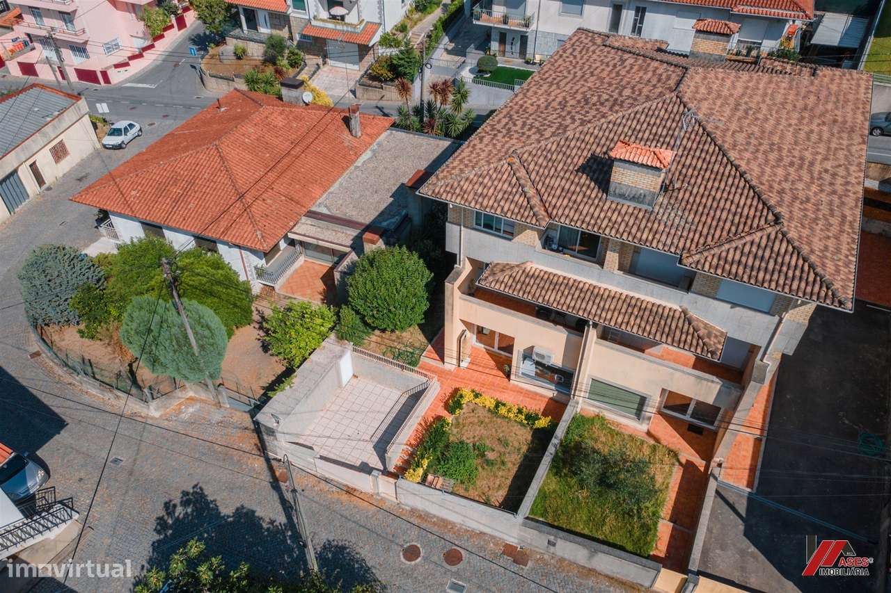 MORADIA T3 COM ÓTIMAS ÁREAS E ESPAÇO PARA NEGÓCIO PRÓPRIO!-26