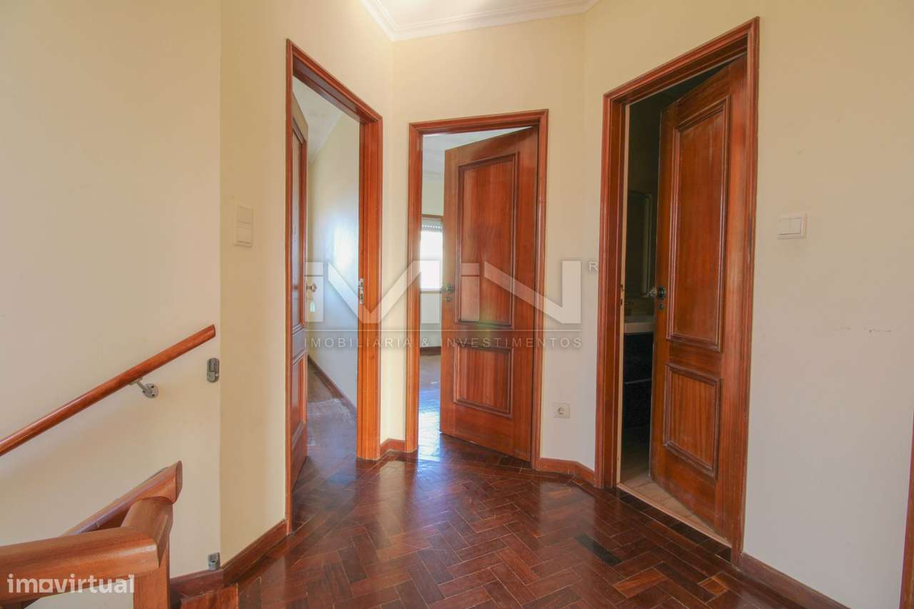 Moradia de 3 Frentes com Vista Panorâmica no Coração de Gondomar-23