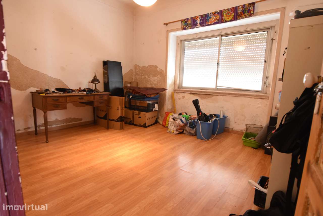 Moradia T4 Geminada com Excelente Espaço Exterior em Algueirão-17