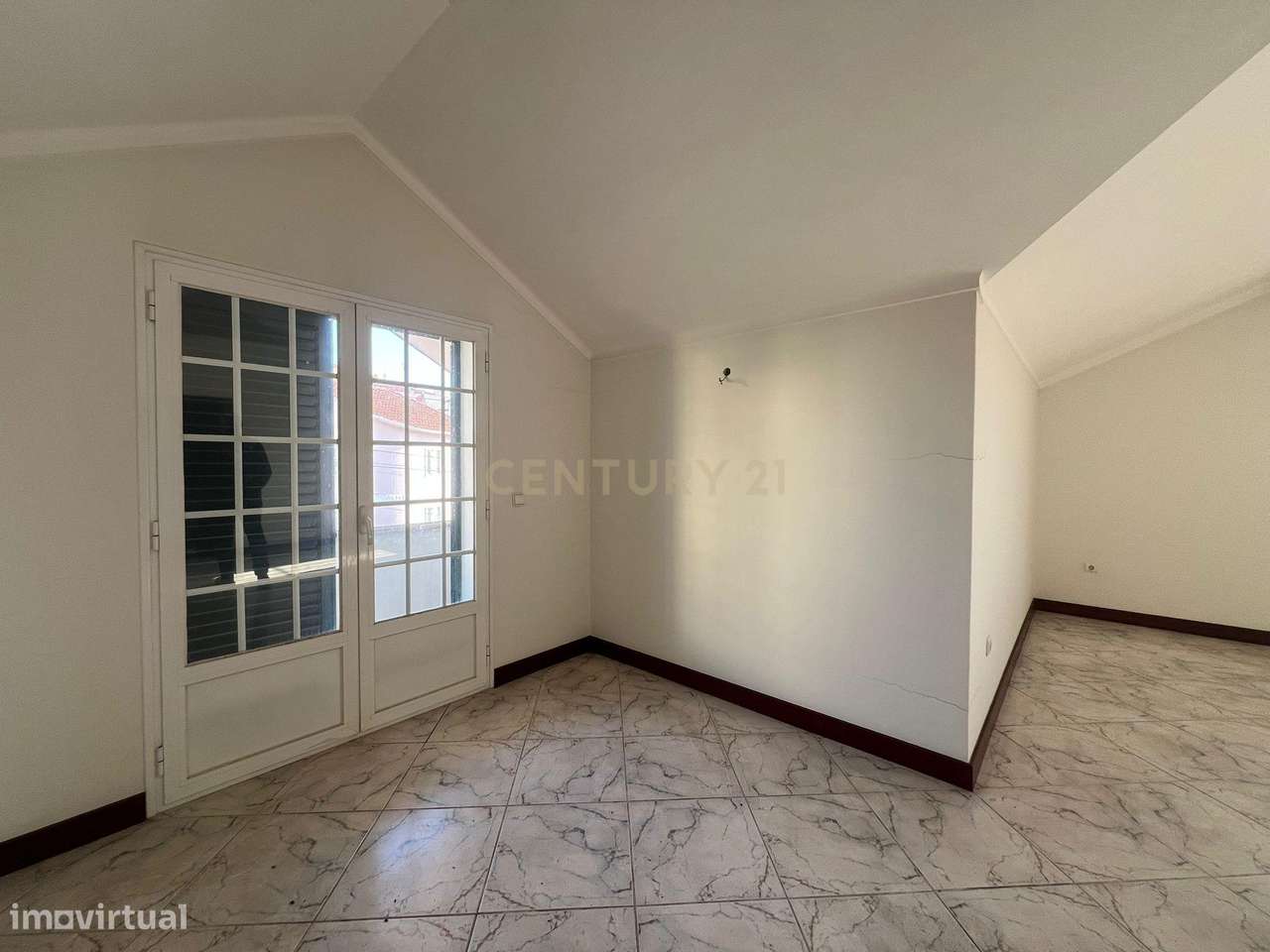 Moradia T4 com Vista Panorâmica – Conforto, Espaço e Localização Privi-24