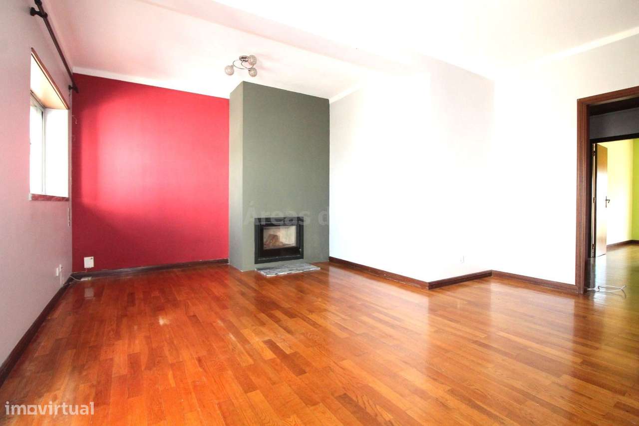 Apartamento T3 - Com Garagem e Sótão-0