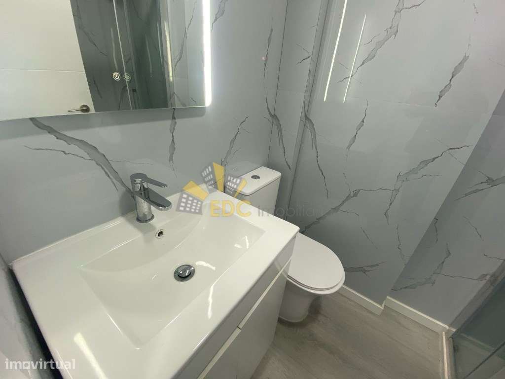 Apartamento T2 Totalmente Remodelado em zona Premium de Benfica | A...-16