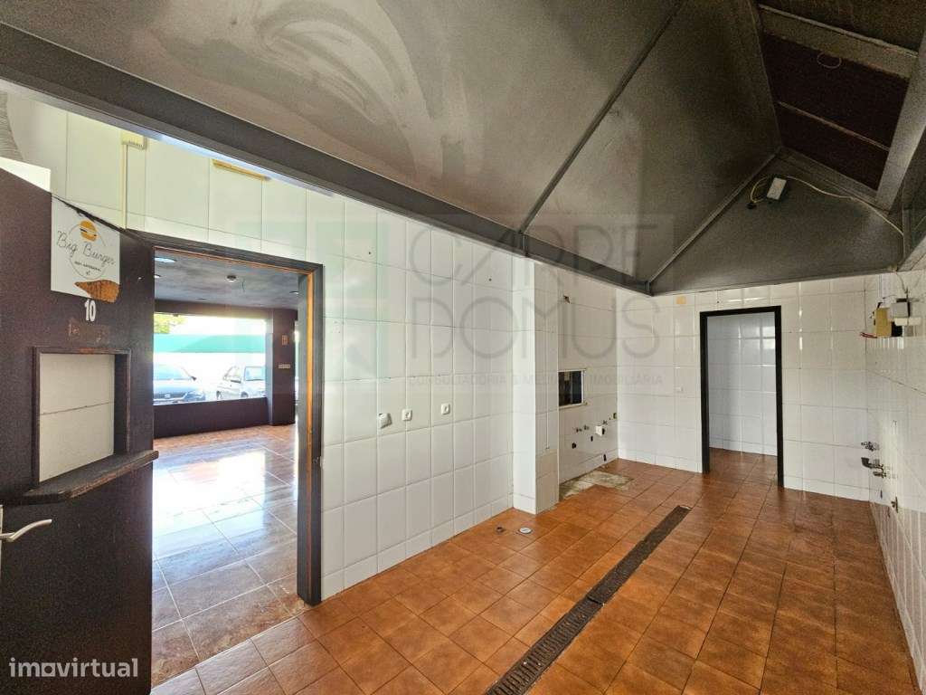 Prédio com Comércio e 2 apartamentos, em Mem Martins, Sintra-13