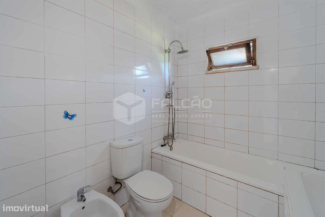 Moradia T3 em Alcobertas com lareira, varanda e potencial de investime-23