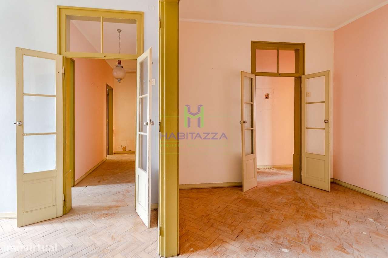 Prédio no Centro histórico de Lagos composto por 2 Apartamentos T3 e 1-17