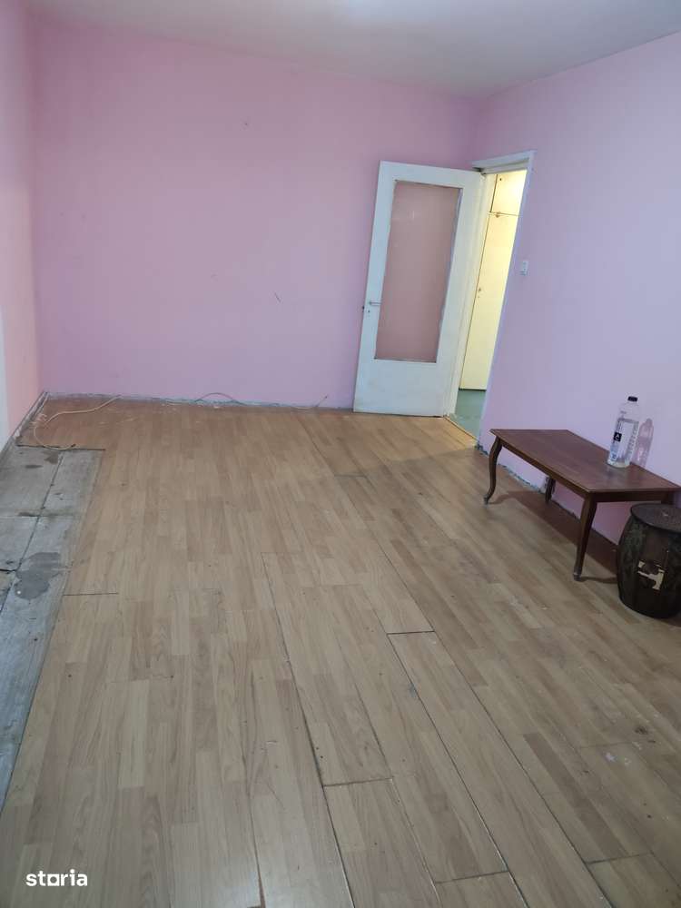 Apartament de 3 camere, decomandat, in suprafata de 70,19 mp, situat la etajul 8/8 + etaj tehnic deasupra, intr-un bloc din anul 1982, pe strada Malcoci - foarte aproape de parcul Sebastian