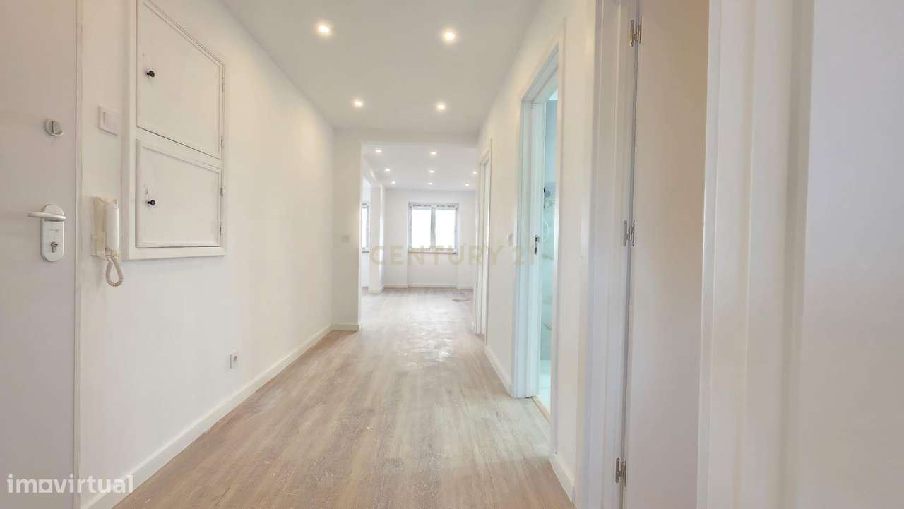 T2 Totalmente Remodelado com Terraço em Algueirão-Mem Martins - Grande imagem: 2/12