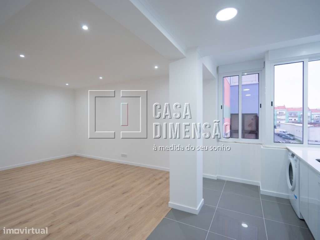 Apartamento T3, em fase de remodelação, localizado na Amadora. Uma ...-4