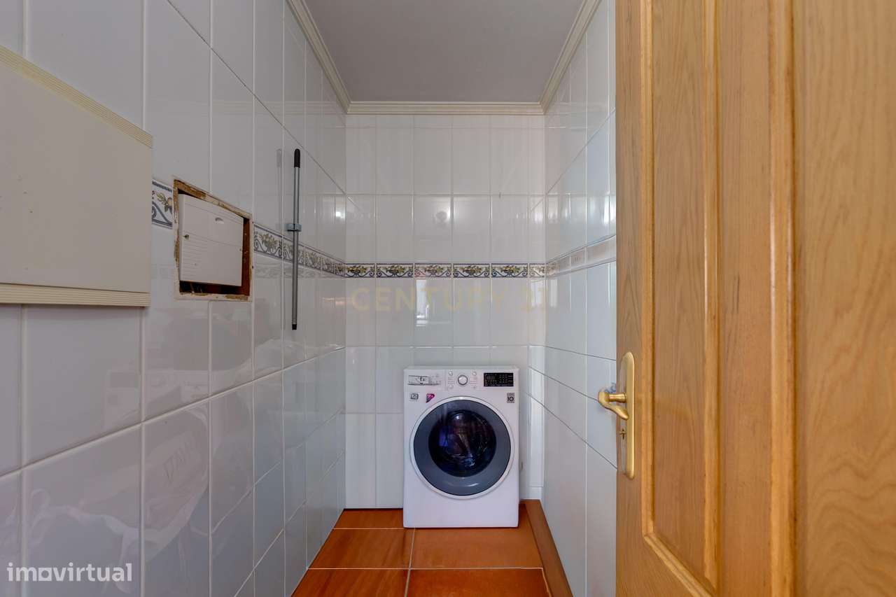 Encantadora Moradia de 4 Frentes-33