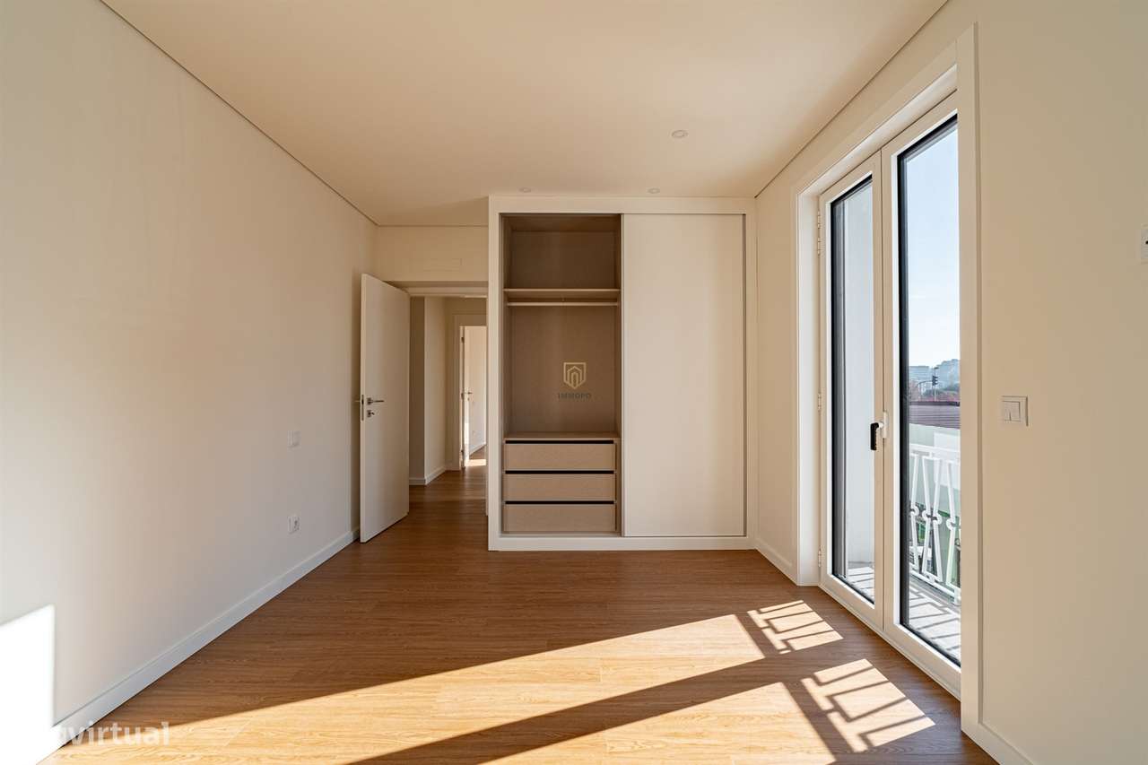 Apartamento T4 totalmente remodelado na Avenida da Boavista, Porto.-19