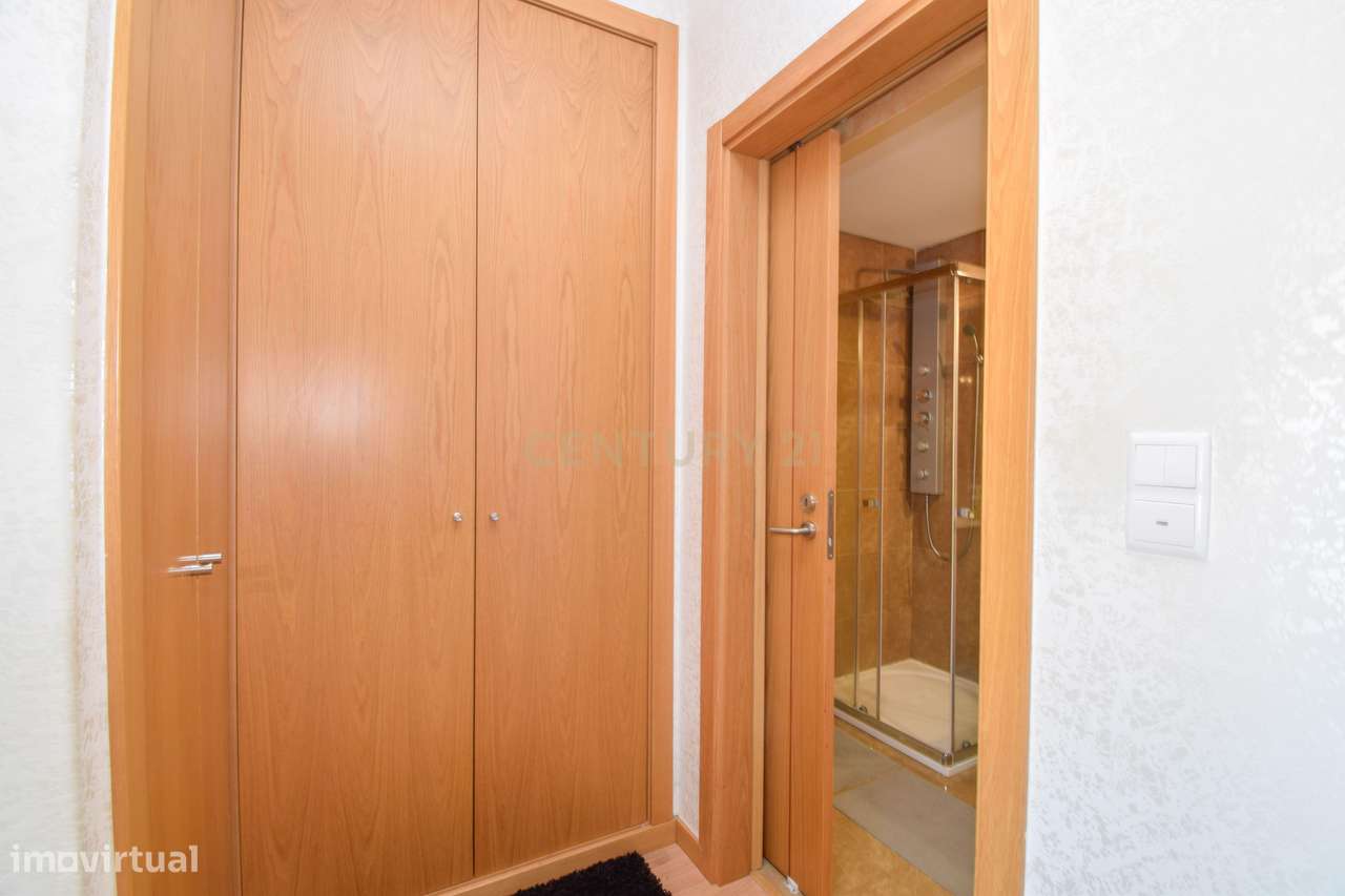 Apartamento T3 com Áreas Generosas e Vista Desafogada-5