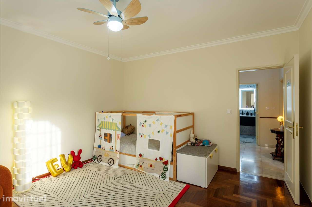 Moradia remodelada com jardim, garagem e vista desafogada, Algueirão,-37