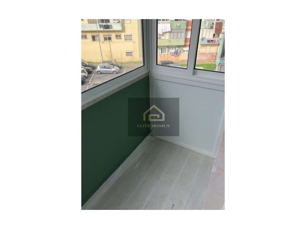 T1 Totalmente Remodelado com elevador e junto ao Metro - Reboleira!-32