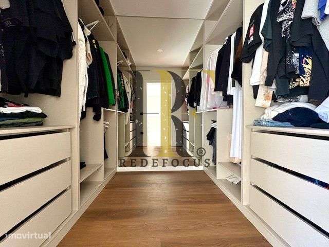 Moradia T4 de Luxo com Piscina e Jardim em Esmoriz-38