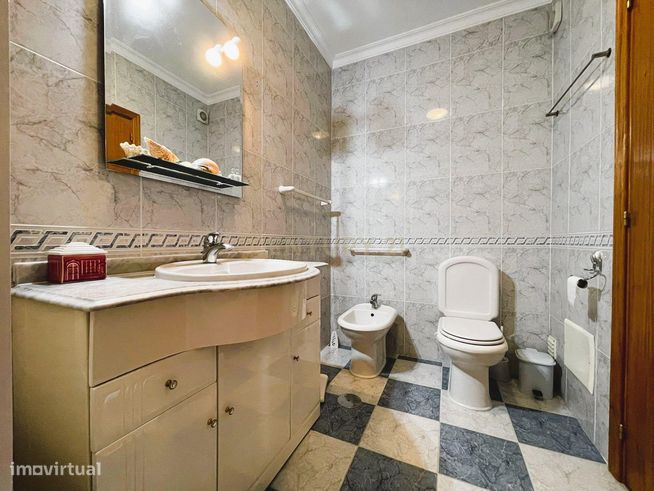 Apartamento T3 com garagem dupla junto ao Palácio Sotto Mayor – Figuei-12